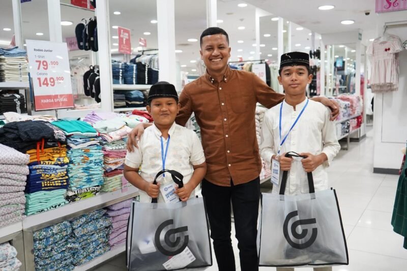 Untuk mengenang musibah gempa dan tsunami aceh, PT Pembangunan Aceh (PEMA) mengajak 50 orang anak yatim untuk belanja pakaian dan makan bersama. Foto: Humas PEMA