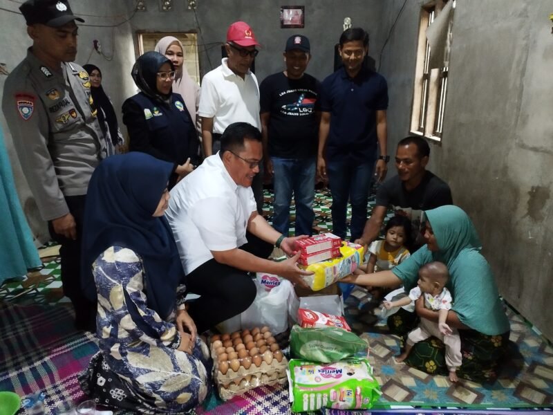 Pj Bupati Pidie Jaya Dr HT Ahmad Dadek SH, MH menyantuni bayi Niraisyah (7 bulan) yang mengalami bibir sumbing di Gampong Ara Kecamatan Bandar Baru, Kabupaten Pidie Jaya pada Minggu (22/12/2024). Foto: Prokopim Pemkab Pidie Jaya