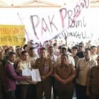 Plh. Asisten Administrasi Umum Sekda Aceh, Abd. Qahar, S.Kom, MM, didampingi Karo Organisasi Setda Aceh, Daniel Arca, A.KS.,M.Si, beserta Kapolresta Banda Aceh, Kombes Pol Fahmi Irwan Ramli, menerima aspirasi aksi damai para Non ASN yang tidak lulus menuntut penuh waktu di lobi Kantor Gubernur Aceh, Banda Aceh, Selasa, (14/1/2025).