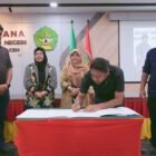 Penandatangan MoU antara Ketua AJI Banda Aceh, Reza Munawir dan Direktur MJC, Aprizal Rachmad, Selasa (21/1/2025)