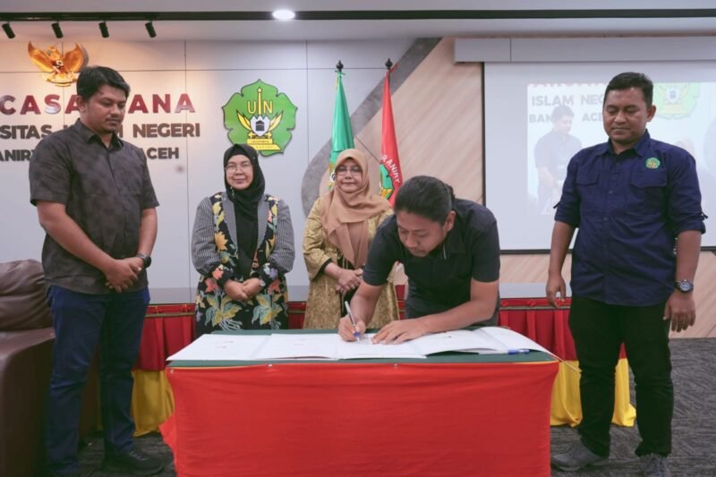 Penandatangan MoU antara Ketua AJI Banda Aceh, Reza Munawir dan Direktur MJC, Aprizal Rachmad, Selasa (21/1/2025)