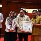 Plt Sekda Aceh Besar Bahrul Jamil SSos. MSi menerima Piagam Penganugrahan Predikat Penilaian Kepatuhan Penyelenggaraan Pelayanan Publik Tahun 2024 dari Pj Gubernur Aceh, Dr. H. Safrizal ZA, M.Si di Anjong Mon Mata, Banda Aceh, Selasa (21/1/2025). Foto/MC Aceh Besar.