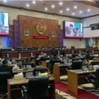 DPRA tetapkan 19 anggota Pansus Minerba dan Gas Aceh dalam rapat paripurna, di gedung dewan setempat, Senin (13/1/2025)