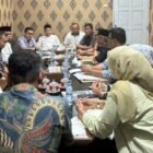 Ketua Komisi I DPRK Pidie, Makhrum Tahir bersama anggota menerima audiensi dari FNAP, Senin (13/1/2025).