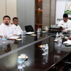 Pj. Gubernur Aceh, Dr. H. Safrizal ZA, M.Si, saat mengikuti Rapat Penyelesaian Penataan Tenaga non ASN di Instansi Pemda secara daring yang dipimpin Oleh Mendagri RI, Muhammad Tito Karnavian, Menpan RB Rini Widyantini, dan Kepala BKN Prof. Zudan Arif Fakhrullah, dari Ruang Rapat Meuligoe Gubernur Aceh, Banda Aceh, Rabu (8/1/2025).