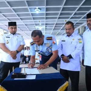 Pj Bupati Aceh Besar Muhammad Iswanto SSTP MM bersama Komandan Lanud Iskandar Muda Kolonel Pnb, Hartarno Edi Sasmoyo, M.Han melakukan Penandatanganan peresmian Kanopi Masjid Al Muhajirin dan renovasi shelter lapangan tembak Yupiter Lanud SIM, Blang Bintang, Aceh Besar, Rabu (08/01/2025).