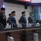 Pj. Gubernur Aceh, Dr. H. Safrizal ZA, M.Si, didampingi Plt. Sekda Aceh, Drs. Muhammad Diwarsyah, M.Si, mengikuti Rapat Paripurna dengan agenda penetapan Anggota Badan Kehormatan, penetapan Pansus Tambang, dan penetapan usulan pelantikan Gubernur dan Wakil Gubernur Terpilih, di Gedung Utama DPRA, Banda Aceh, Senin, (13/1/2025).