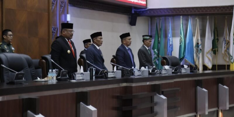 Pj. Gubernur Aceh, Dr. H. Safrizal ZA, M.Si, didampingi Plt. Sekda Aceh, Drs. Muhammad Diwarsyah, M.Si, mengikuti Rapat Paripurna dengan agenda penetapan Anggota Badan Kehormatan, penetapan Pansus Tambang, dan penetapan usulan pelantikan Gubernur dan Wakil Gubernur Terpilih, di Gedung Utama DPRA, Banda Aceh, Senin, (13/1/2025).