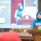 Pj. Ketua TP-PKK Aceh, Hj. Safriati, S.Si, M.Si, saat menyampaikan materi pada Sekolah Keluarga Samara TP-PKK Aceh Angkatan VI, di Anjong Mon Mata, Banda Aceh, Rabu (15/1/2025).
