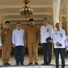Pj. Gubernur Aceh, Dr. H. Safrizal ZA. M. Si, didampingi Plh. Asisten Pemerintahan, Keistimewaan Aceh dan Kesejahteraan Rakyat Sekda Aceh, Drs. Syakir, M.Si, dan Kepala Biro Administrasi Pimpinan Setda Aceh, Akkar Arafat, S.STP, M.Si, foto bersama saat menerima Silaturahmi Ketua Pengadilan Tinggi Banda Aceh, Nursyam, SH, M. Hum, beserta rombongan di Meuligoe Gubernur Aceh, Banda Aceh, Senin (20/1/2025).