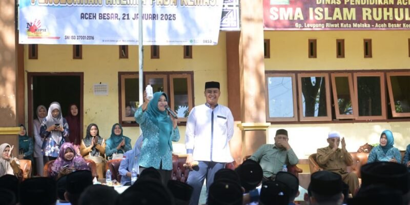Pj. Ketua TP-PKK Aceh, Hj. Safriati, S.Si, M.Si, didampingi Kepala Perwakilan BKKBN Aceh, Safrina Salim, saat memberikan Edukasi Gizi dan Pencegahan Anemia pada Santri Remaja, di Dayah Ruhul Falah, Gampong Leupung Riwat, Kecamatan Kuta Malaka, Aceh Besar, Selasa, (21/1/2025).