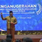 Pj. Gubernur Aceh, Dr. H. Safrizal ZA, M.Si, saat memberikan sambutan pada acara Penganugerahan Predikat Penilaian Kepatuhan Penyelenggaraan Pelayanan Publik Tahun 2024, yang diselenggarakan Ombudsman RI, di Anjong Mon Mata, Banda Aceh, Selasa, (21/1/2025).