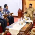 Pj. Gubernur Aceh, Dr. H. Safrizal ZA, M.Si, saat menerima Silaturahmi Kepala Bank Indonesia (BI) Perwakilan Aceh, Agus Chusaini dan Kepala Bank Indonesia (BI) Perwakilan Kepri, Rony Widijarto Purubaskoro beserta rombongan, di Meuligoe Gubernur Aceh, Banda Aceh, Selasa, (21/1/2025).