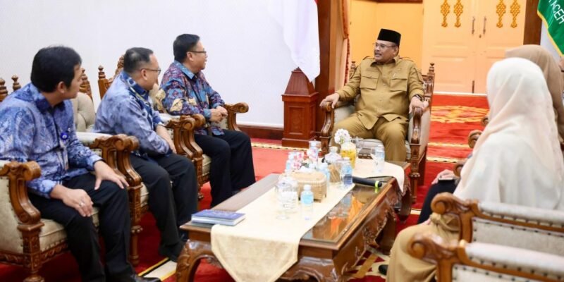 Pj. Gubernur Aceh, Dr. H. Safrizal ZA, M.Si, saat menerima Silaturahmi Kepala Bank Indonesia (BI) Perwakilan Aceh, Agus Chusaini dan Kepala Bank Indonesia (BI) Perwakilan Kepri, Rony Widijarto Purubaskoro beserta rombongan, di Meuligoe Gubernur Aceh, Banda Aceh, Selasa, (21/1/2025).