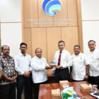 Kadis Kominsa Aceh Marwan Nusuf menerima cinderamata dari ketua Panitia Rapat Kerja Nasional (Rakernas) dan HUT SPS Ke- 79 Sadhali, SPd, di Kantor Diskominsa Aceh, Rabu sore (22/01/2025). Foto: Dok. SPS Aceh.