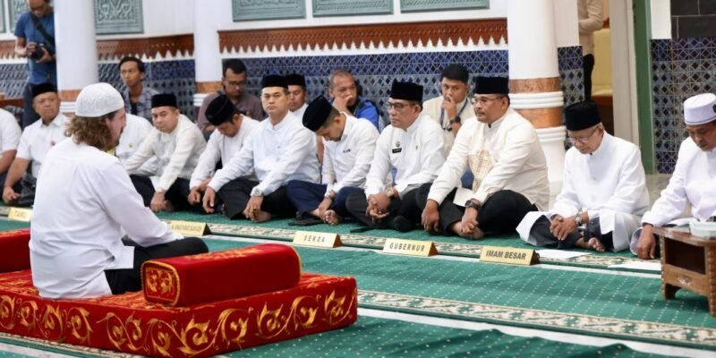 Pj. Gubernur Aceh, Dr. H. Safrizal ZA, M.Si, beserta Pj. Ketua TP-PKK Aceh, Hj. Safriati, S.Si, M.Si, Plt. Sekda Aceh, Drs. Muhammad Diwarsyah, M.Si, dan Kepala SKPA/Biro, saat menyaksikan pensyahadatan masuk islam, William Robert Mackay (Muhammad Wildan) (29), pria asal Attadale, Australia, di Masjid Raya Baiturrahman, Banda Aceh, Jum'at (31/1/2025).