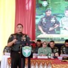 Panglima Komando Daerah Militer Iskandar Muda (Pangdam IM), Mayor Jenderal TNI Niko Fahrizal, M.Tr. (Han), didampingi Ketua Persit Kartika Chandra Kirana Daerah Iskandar Muda, Ny. Eva Niko Fahrizal, melaksanakan kunjungan kerja ke Resimen Induk Kodam Iskandar Muda, Kamis (24/01/2025) di Lapangan Hitam Hanggar Serbaguna Rindam IM. (Foto: Istimewa)