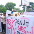 Para tenaga kontrak Pemerintah Aceh melakukan aksi demo di depan Kantor DPRA, Selasa (14/1/2025).