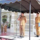 Pj Bupati Aceh Besar Muhammad Iswanto SSTP MM bertindak selaku Pembina Apel Gabungan OPD Pemkab Aceh Besar, di halaman Kantor Bupati Aceh Besar, Kota Jantho, Senin (6/1/2025). FOTO/ PROKOPIM PEMKAB ACEH BESAR
