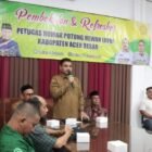 Kadis Pertanian Aceh Besar Jakfar SP MSi membuka secara resmi kegiatan pembekalan dan Refresher kepada petugas rumah potong hewan (RPH), yang berlangsung di Dekranasda Gp Gani, Kecamatan Ingin Jaya, Aceh Besar, Selasa (21/01/2025). FOTO/MC ACEH BESAR