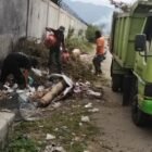 Petugas Dinas Lingkungan Hidup (DLH) Aceh Besar melakukan penyisiran tumpukan sampah liar yang berada dibelakang Stadion Harapan Bangsa, Darul Imarah, Aceh Besar Kamis (23/01/2025). FOTO/MC ACEH BESAR