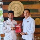 Kepala Dinas Pemberdayaan Masyarakat dan Gampong Carbaini S.Ag, saat menerima buku