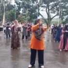 Para CJH Aceh Besar, mengikuti senam jantung sehat yang digelar Dinas Kesehatan Kabupaten Aceh Besar, di Stadion Harapan Bangsa, Banda Aceh, Kamis (16/1/2025). FOTO/ DOK DINKES ACEH BESAR