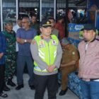 Pj Bupati Aceh Besar Muhammad Iswanto SSTP MM, bersama unsur Forkopimda dan jajaran Pemkab Aceh Besar, meninjau pos pengamanan, di Lambaro, Kecamatan Ingin Jaya, Aceh Besar, Selasa (31/12/2024). FOTO/ PROKOPIM PEMKAB ACEH BESAR