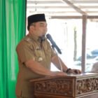 Pj Bupati Aceh Besar Muhammad Iswanto SSTP MM, menyampaikan sambutannya pada pelantikan Imuem Mukim Leupung Periode 2025-2030, di Pantai Riting, Kecamatan Leupung, Aceh Besar, Selasa (14/1/2025). FOTO/ PROKOPIM PEMKAB ACEH BESAR