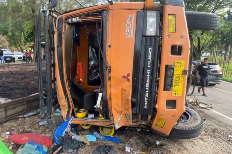 Truk mengalami kecelakaan di lintasan Gunung Seulawah, Cot Mesin Giling, Kecamatan Muara Tiga, kabupaten Pidie, Aceh, Selasa (31/12/2024). Dok Ditlantas Polda Aceh