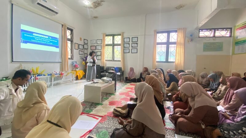 Kapus Darul Kamal, Maya Sopa, STP sedang memberikan materi PKG kepada remaja, di Aula Puskesmas, Aceh Besar, Jumat (24/01/2025). FOTO/MC ACEH BESAR
