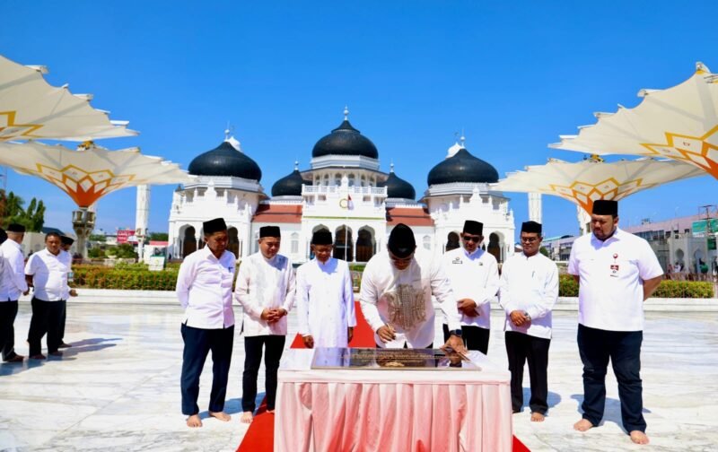 Penjabat Gubernur Aceh, Dr. H. Safrizal ZA, M.Si, meresmikan rehabilitasi enam payung elektrik dan lantai halaman Masjid Raya Baiturrahman, Banda Aceh, Jumat 31 Januari 2025. Perbaikan ini menjadi bagian dari upaya menjaga ikon kebanggaan Aceh yang tidak hanya berfungsi sebagai tempat ibadah, tetapi juga sebagai destinasi wisata religi dan cagar budaya, Jumat (31/1/2025)