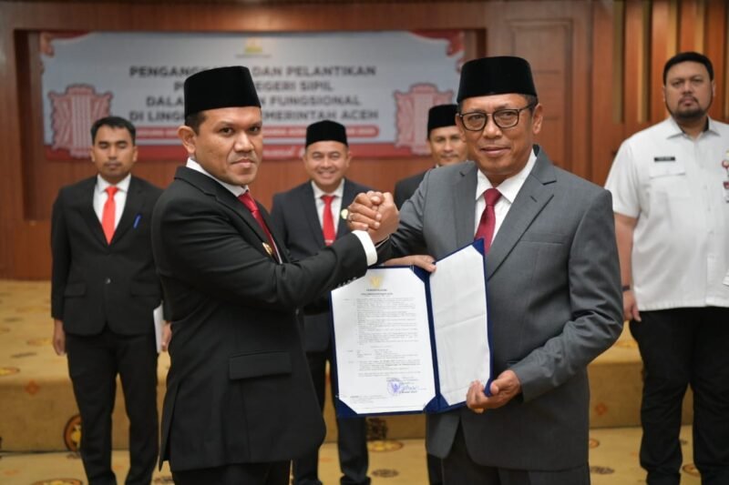 Wakil Gubernur Aceh, Fadhlullah, menyerahkan surat keputusan (SK) penunjukan Alhudri sebagai Pelaksana Tugas (Plt) Sekretaris Daerah Aceh menggantikan Muhammad Diwarsyah, di Gedung Serbaguna Kantor Gubernur Aceh, pada Rabu, (19/2/2025) 