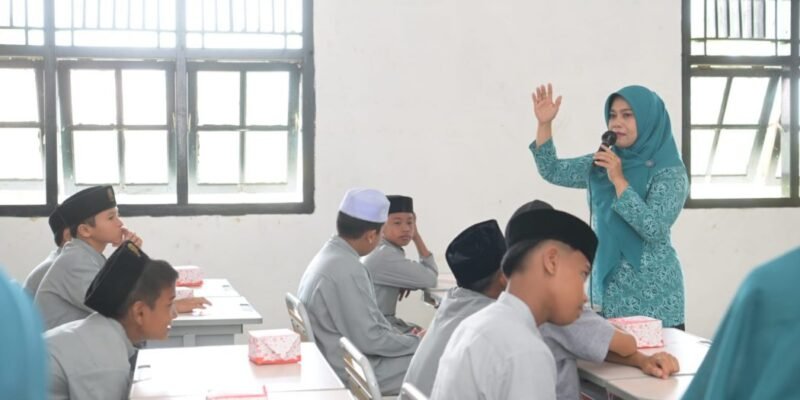 Pj. Ketua TP-PKK Aceh, Hj. Safriati, S.Si, M.Si, saat memberikan bimbingan dan motivasi kepada Santri di Pesantren Ma'had Ibnu Sina, Gampong Padang Sikabu, Kec. Kuala Batee, Kab. Aceh Barat Daya, Minggu (2/2/2025).