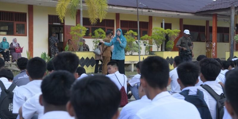Pj. Ketua TP-PKK Aceh, Hj.Safriati, S.Si, M.Si, saat memberikan bimbingan dan motivasi kepada pelajar di SMA Negeri 1 Pulau Banyak, Singkil, Selasa (4/2/2025).
