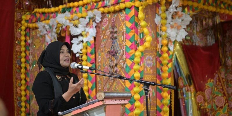 Pj. Ketua TP-PKK Aceh, Hj. Safriati, S.Si, M.Si, saat bersilaturrahmi dengan Pj. Ketua TP-PKK Subulussalam Siti Nahziah, beserta jajaran pengurus Dekranasda, Bunda PAUD, Bunda Literasi, Forikan dan Pembina Posyandu Subulussalam di Aula Pendopo Walikota Subulussalam, Selasa (4/2/2025) malam.