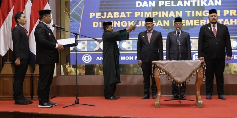 Pj. Gubernur Aceh, Dr. H. Safrizal ZA, M.Si, melakukan Pengambilan Sumpah Jabatan dan Pelantikan, Drs. Muhammad Diwarsyah, M.Si, sebagai Asisten Administrasi Umum Sekda Aceh, Dr. H. Iskandar AP, S.Sos, M.Si, sebagai Kepala DPMG Aceh, serta Dr. T. Aznal Zahri S.STP, M.Si, sebagai Kadis Perkim Aceh, di Anjong Mon Mata, Banda Aceh, Rabu (5/2/2025).