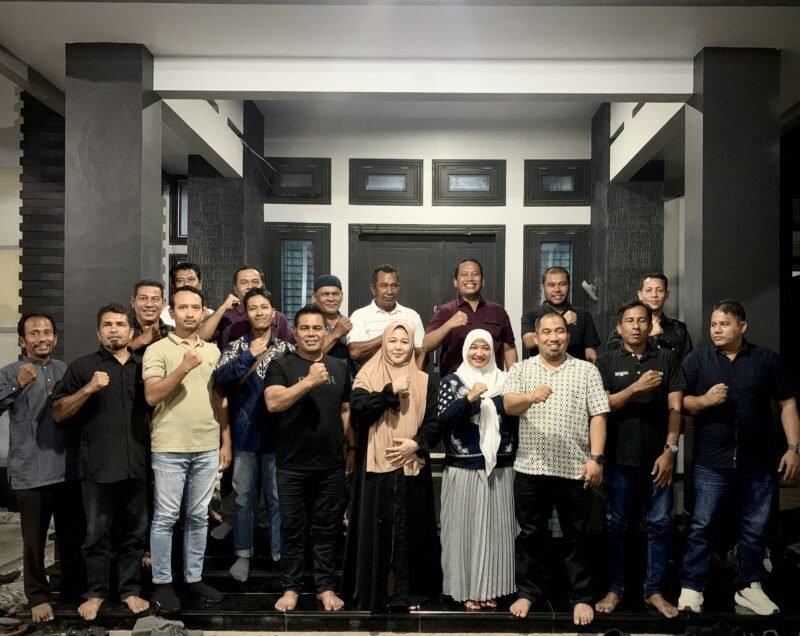 Pj Bupati Aceh Besar Muhammad Iswanto SSTP MM bersama Pj Ketua TP PKK Aceh Besar Cut Rezky Handayani SIP MM, foto bersama saat bersilaturrahmi ke kediaman Bupati Aceh Besar terpilih, Muharram Idris atau akrab disapa Syech Muharram., di Gampong Ajun