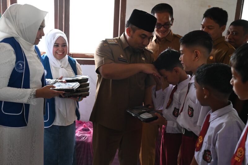 Pj Bupati Aceh Besar Muhammad Iswanto, S.STP, MM membagikan Makanan Bergizi Gratis (MBG) di SDN Mon Singet, Gampong Kajhu, Kecamatan Baitussalam, Aceh Besar, Senin (10/02/2025). FOTO/MC ACEH BESAR
