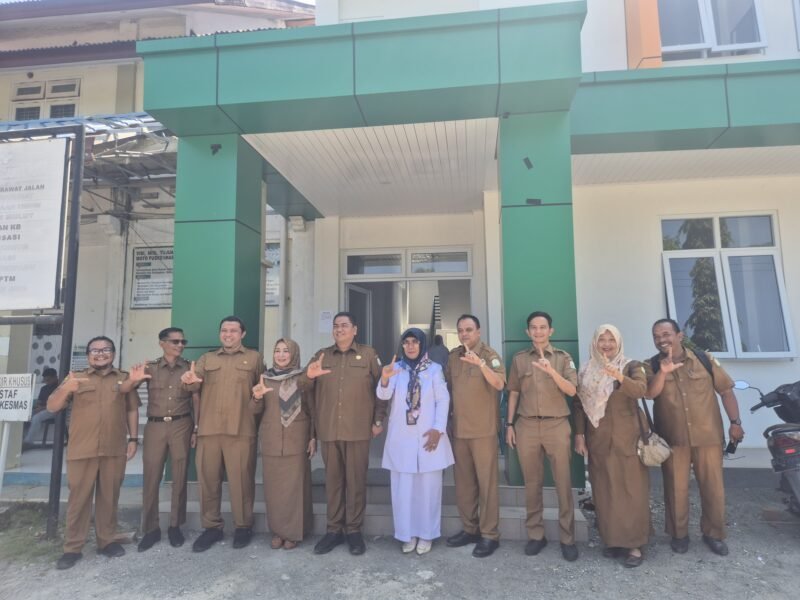 Kadinkes dr. Munawar, SPOG (K) didampingi Kadinkes Aceh Besar Anita, SKM, M.Kes serta Kapus Darul Kamal Maya Sopa, STP meninjauan langsung pelaksanaan program pemeriksaan Kesehatan Gratis (PKG) yang digelar secara serentak diseluruh Indonesia di PKM Kecamatan Darul Kamal, berlangsung di PKM Darul Kamal, Aceh Besar, Senin (10/02/2025). FOTO/DOK PKM DARUL KAMAL
