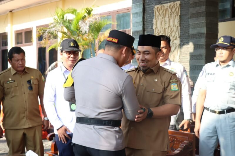 Pj Bupati Aceh Baesar Muhammad Iswanto SSTP MM disambut Kapolres Aceh Besar AKBP Sujoko S.I.K.,M.H untuk mengadiri Apel gelar pasukan dalam rangka Operasi Keselamatan Seulawah-2025 dihalaman Apel Mapolres Aceh Besar, Kota Jantho, Senin (10/02/2025) Foto: MC Aceh Besar