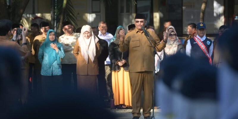 Pj. Gubernur Aceh, Dr. H. Safrizal ZA, M. Si, memberikan motivasi kepada pelajar saat menjadi pembina apel di SMP Negeri 6 Banda Aceh, Senin, (10/2/2025).