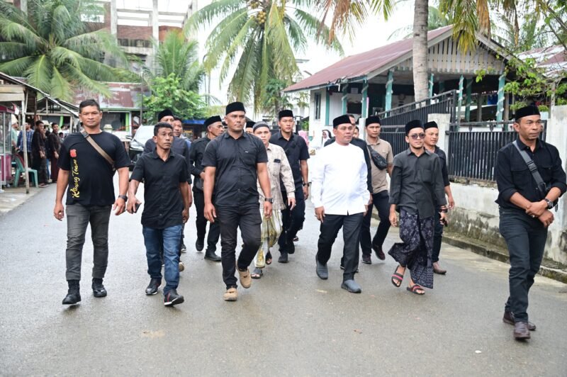 Bupati Aceh Besar H Muharram Idris (Syech Muharram), mengunjungi kediaman almarhum Abu Kuta Krueng, di Dayah Darul Munawwarah, Kuta Krueng, Ulee Glee, Pidie Jaya, Sabtu (15/2/2025). FOTO/ MC ACEH BESAR
