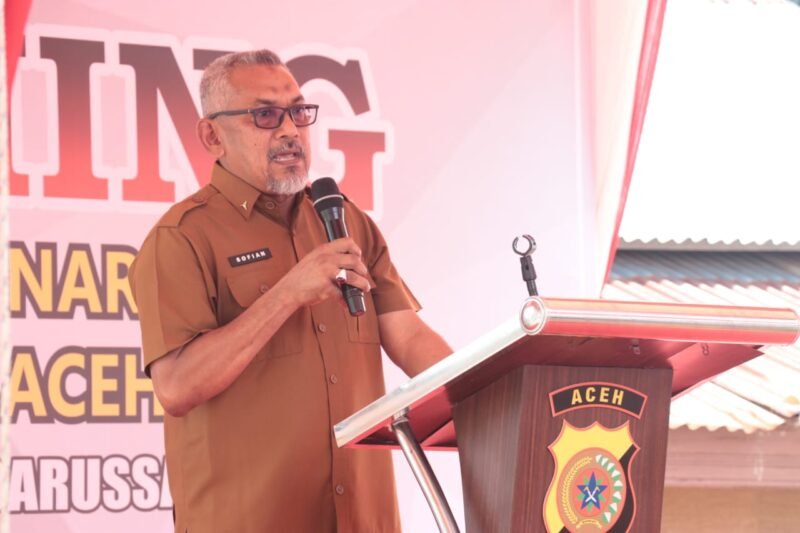 Kaban Kesbangpol Aceh Besar Sofian menyampaikan sambutan dalam acara Lauching Kampung Bebas Narkoba, di Halaman Meunasah Gampong Lamkeunung, Kecamatan Darussalam, Aceh Besar, Selasa (18/02/2025). FOTO/MC ACEH BESAR

