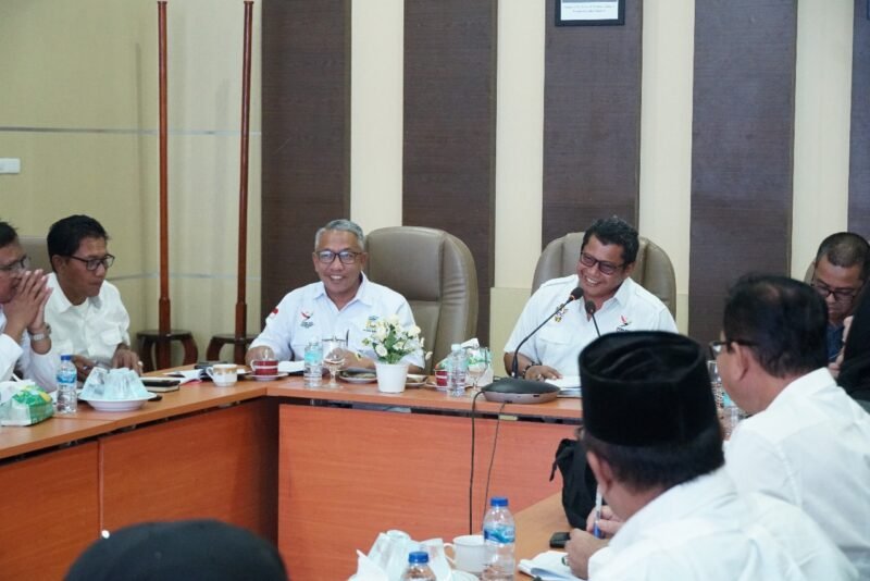 Plt Sekda Aceh Besar Bahrul Jamil, SSos, MSi, membuka rapat pembahasan Rancangan Peraturan Bupati terkait Pedoman Penyusunan APBG di Aula Sanusi Wahab, Kantor Bupati Aceh Besar, Kota Jantho, Rabu, (19/02/2025). FOTO/MC ACEH BESAR