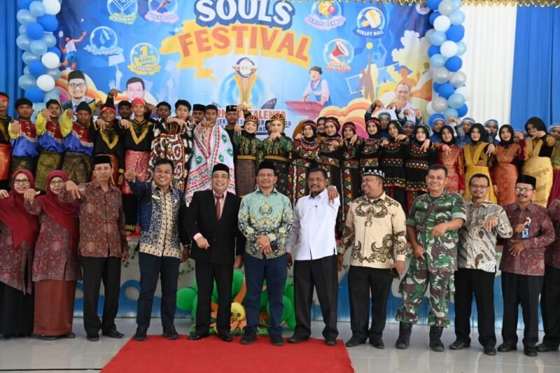 Staf Ahli Sekdakab Aceh Besar Ir Makmun MT, Kacabdin Kota Banda Aceh dan Aceh Besar Syarwan Joni S.Pd, M.Pd dan Kepala SMA 2 Unggul Ali Hasjmy Amirul Kisra S.Pd, M.Pd foto bersama dengan tamu undangan pada Souls Festival Harmoni di SMA 2 Unggul Ali Hasjmy Kecamatan Indrapuri, Aceh Besar, Kamis  (20/02/2025). FOTO/MC ACEH BESAR
