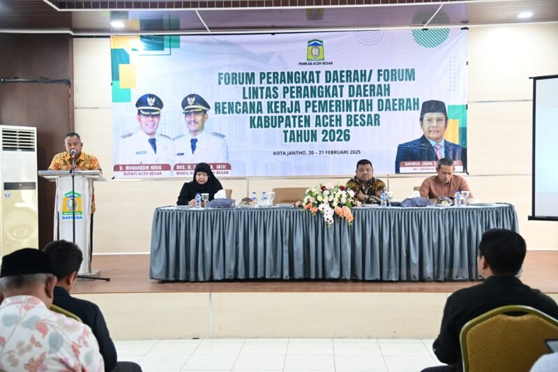 Asisten II Bidang Perekonomian dan Pembangunan Sekdakab Aceh Besar. H. M Ali S.Sos MSi, memberikan sambutan sekaligus membuka rapat Forum perangkat daerah dalam rangka rencana kerja Pemerintah Kabupaten Aceh Besar tahun 2026, berlangsung di Aula Bappeda Aceh Besar, Kota Jantho, Kamis (20/02/2025). FOTO/MC ACEH BESAR