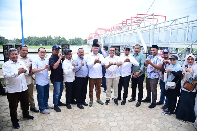 Asisten II Sekdakab Aceh Besar H.M Ali S.Sos M.Si foto bersama debgan anggota DPR RI Irmawan saat kunjungan kerja ke Bendungan Karet di Lambaro, Jum'at (20/02/2025).  FOTO/MC ACEH BESAR