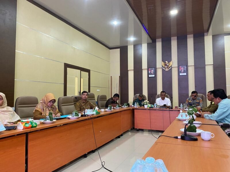 Kepala Bagian Perekonomian dan SDA Setdakab Aceh Besar Darwan Asrizal, SE, MT bersama anggota TPID Aceh Besar mengikuti Rapat Koordinasi bersama Kementerian Dalam Negeri secara virtual melalui Kantor Bupati Aceh Besar, Kota Jantho, Senin (24/02/2025).FOTO/MC ACEH BESAR