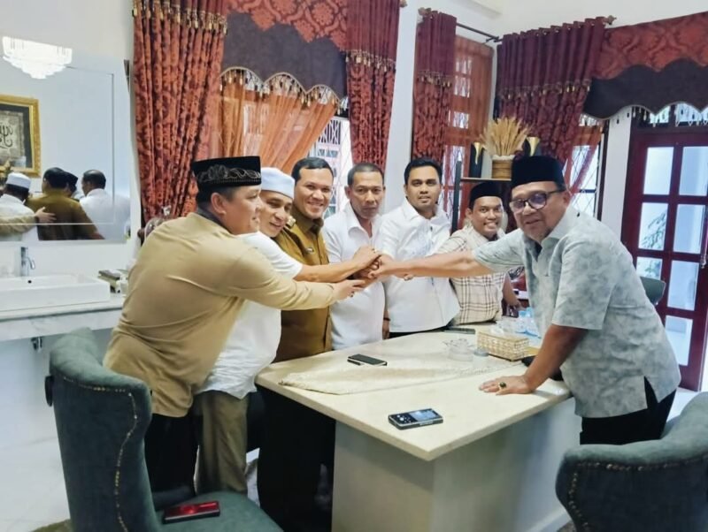 Pertemuan yang berlangsung di kediaman Abu Razak pada Senin, 24 Februari 2025, ini turut dihadiri oleh sejumlah tokoh penting, antara lain Sulaiman Abda, Tgk Anwar, Tgk M. Yunus, Hendri Muliana, dan Juanda Jamal.